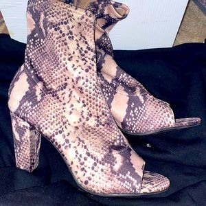 Women’s snake skin Bootie